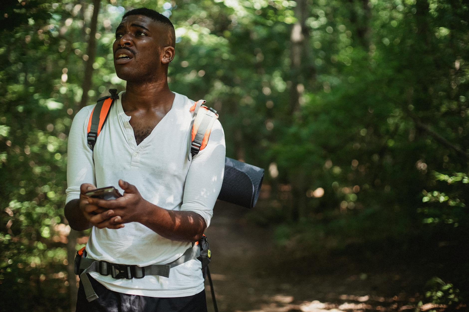 Utilisation d'une application cartographique sur smartphone en forêt