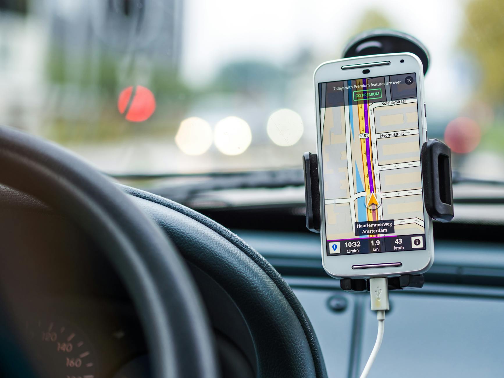 Chasseur utilisant un GPS sur smartphone en forêt