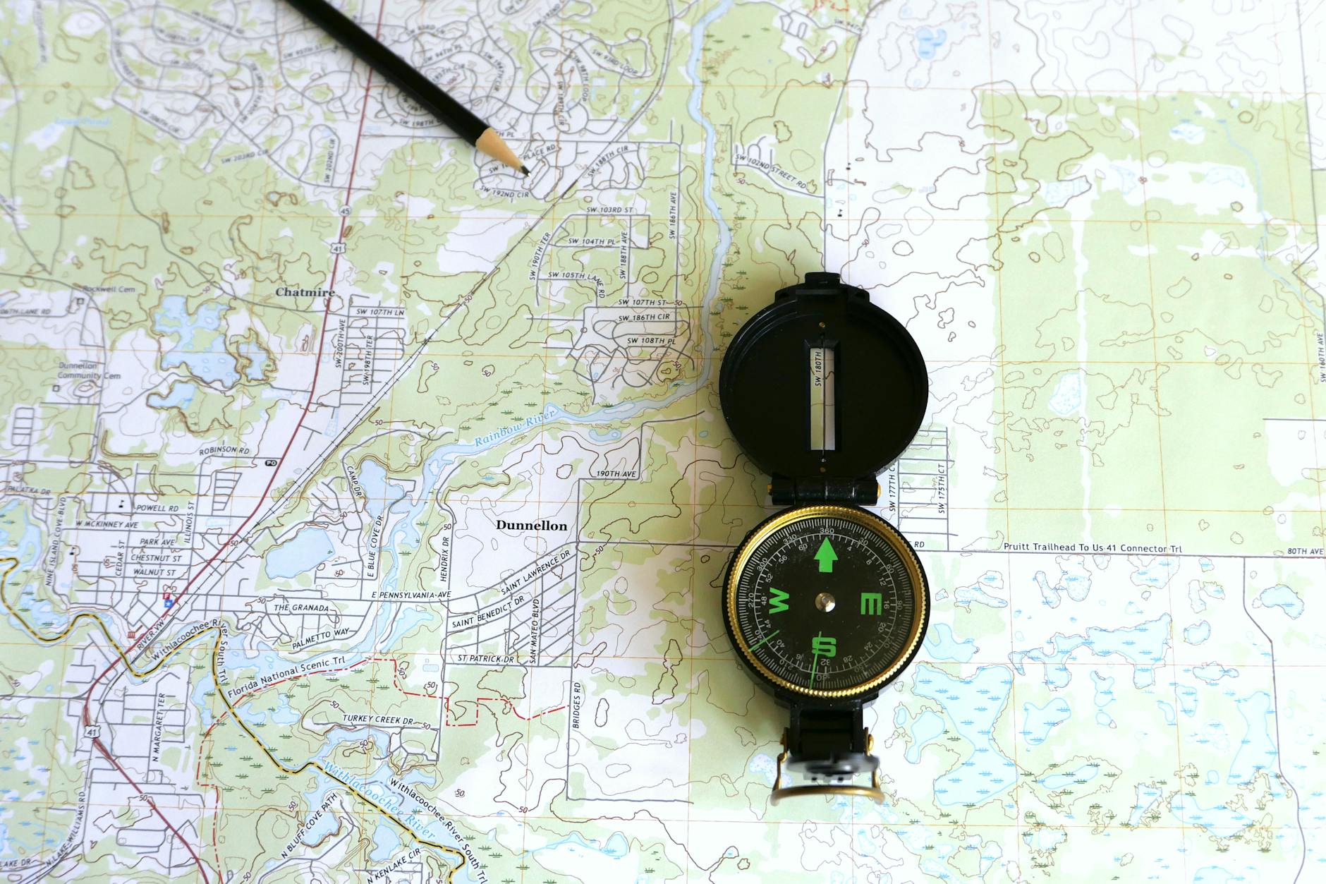 Boussole et carte pour navigation terrain en forêt