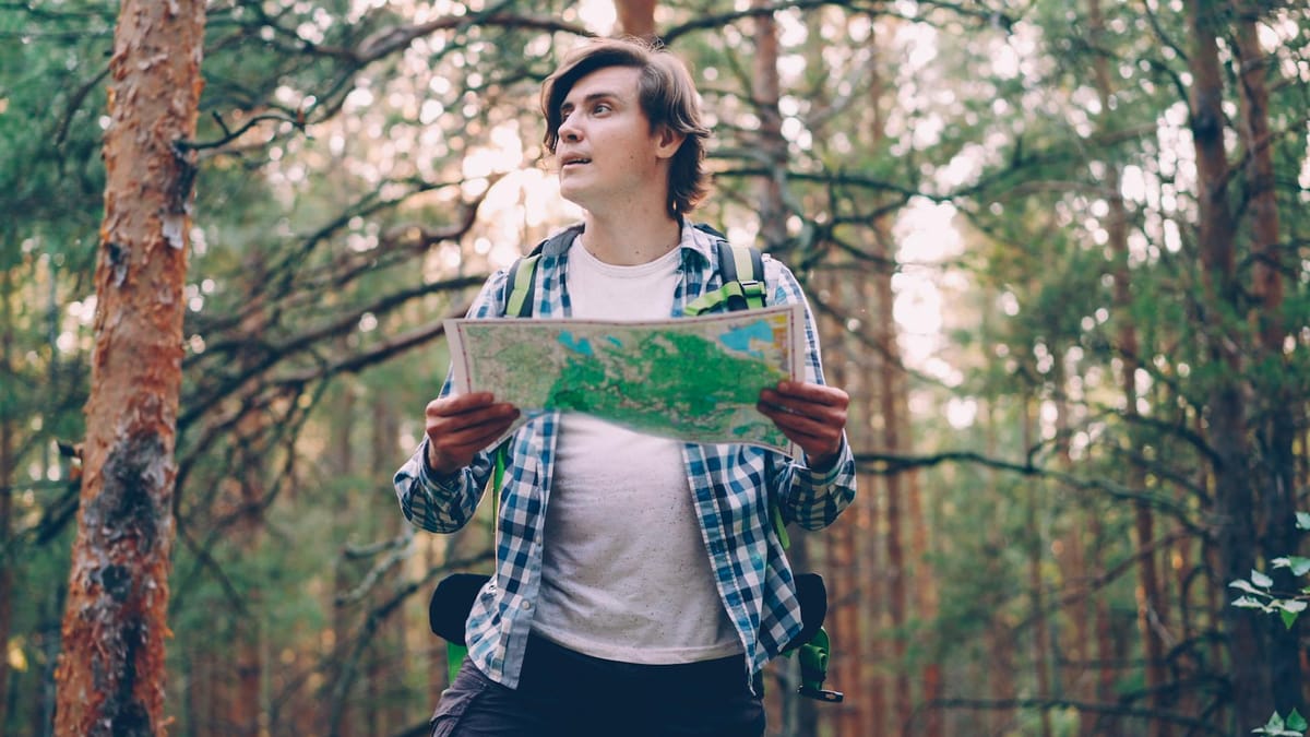 Randonneur en forêt avec GPS sur smartphone