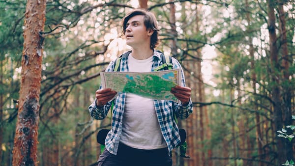 Randonneur en forêt avec GPS sur smartphone